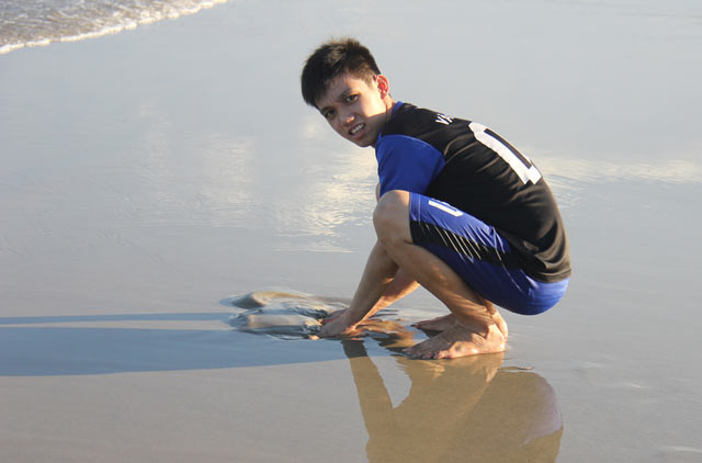 Khu[-]vực[-]cát[-]gần[-]mép[-]nước[-]mà[-]"tiểu[-]huỳnh[-]đế"[-][-]trú[-]ẩn.